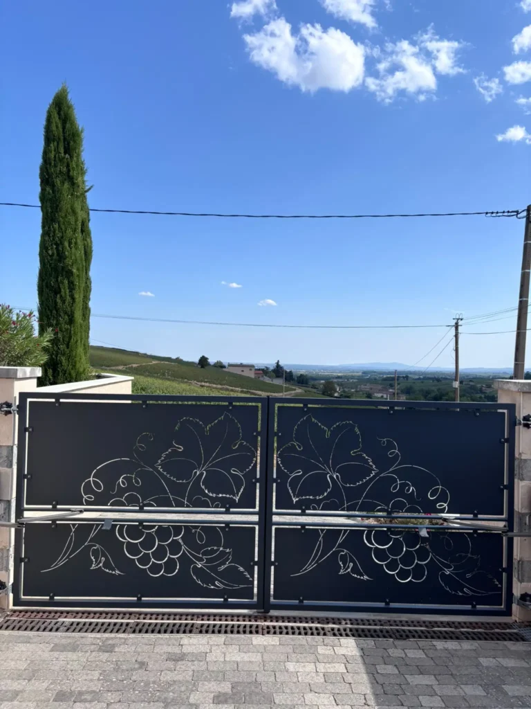 portail en acier sur mesure, fabriqué sur mesure à Fleurie, Métallerie Lagardette
