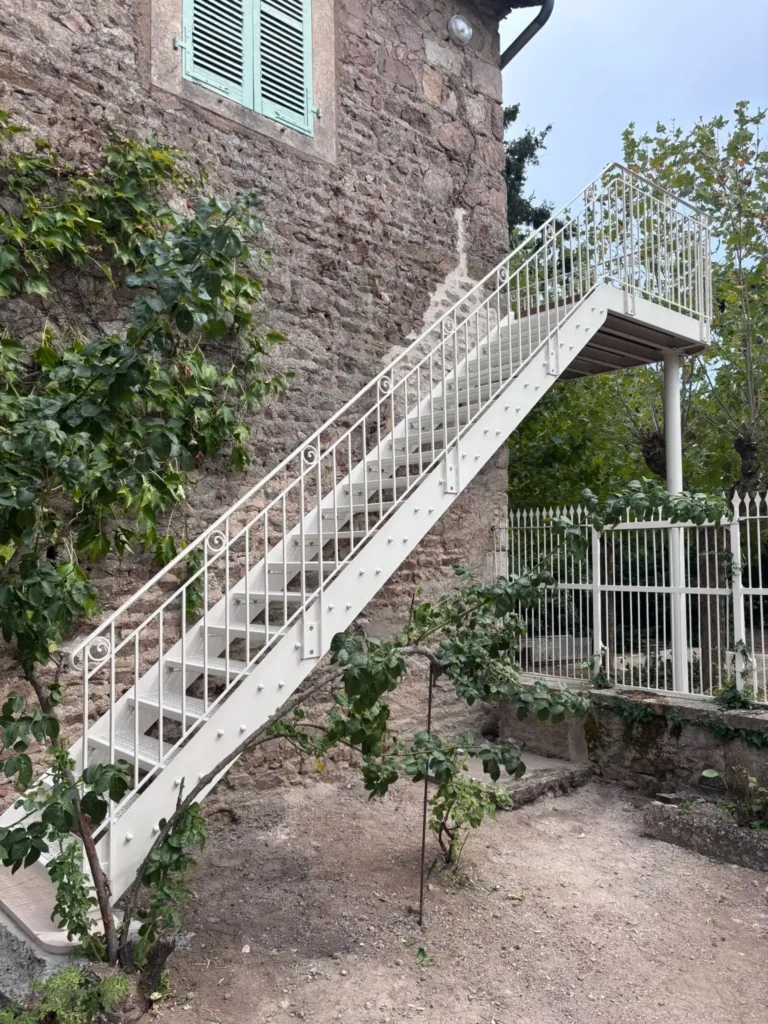 escalier en acier sur mesure, fabriqué sur mesure à Fleurie, Métallerie Lagardette