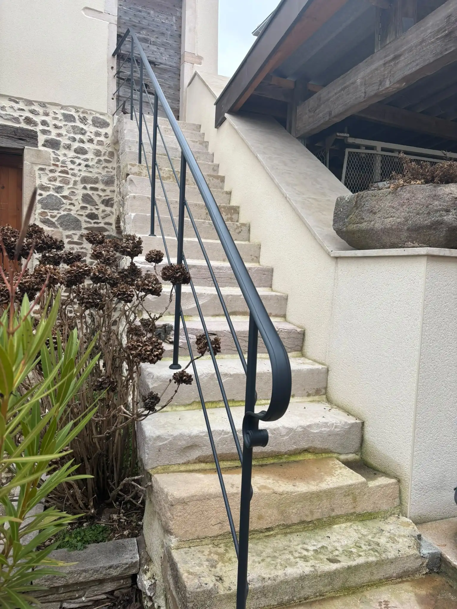 main courante en acier sur mesure, fabriqué sur mesure à Fleurie, Métallerie Lagardette