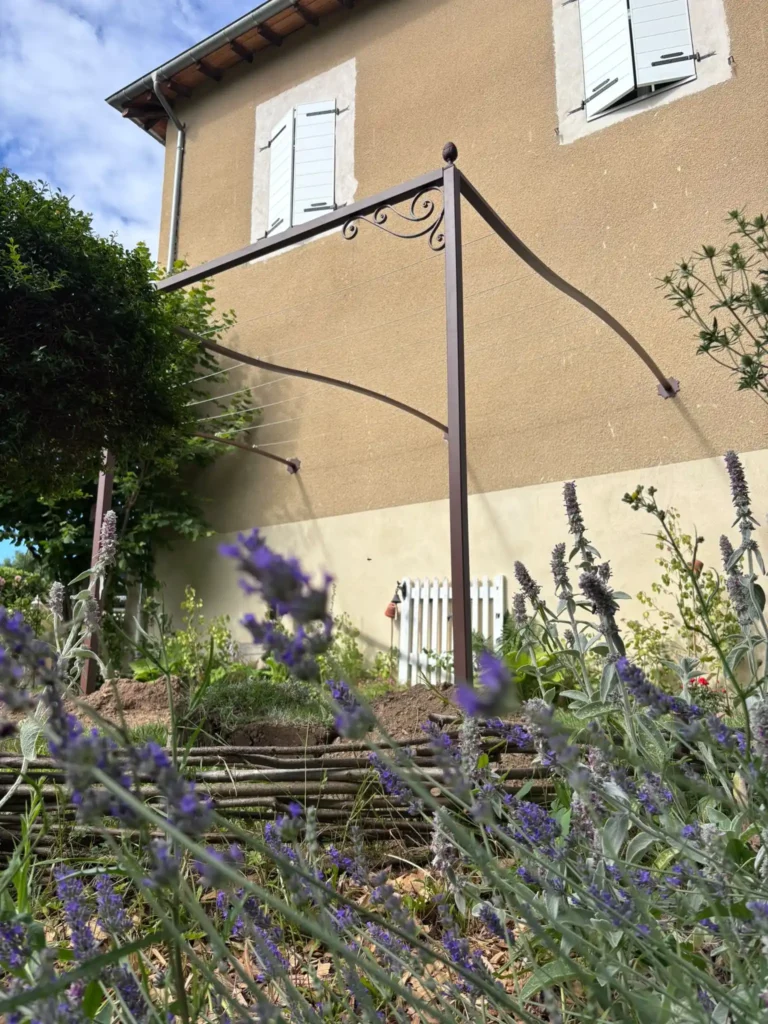 pergola métallique sur mesure, fabriqué sur mesure à Fleurie, Métallerie Lagardette