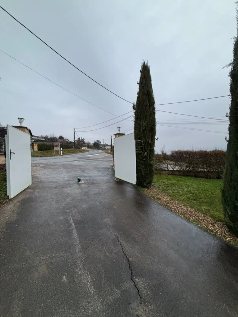 portail métallique sur mesure, métallier dans le Beaujolais, Rhône