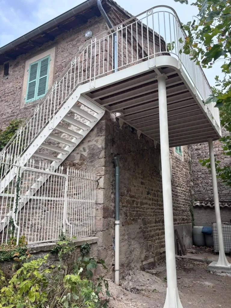 marche d'escalier en acier, artisan métallier à Fleurie (Beaujolais, Rhône)
