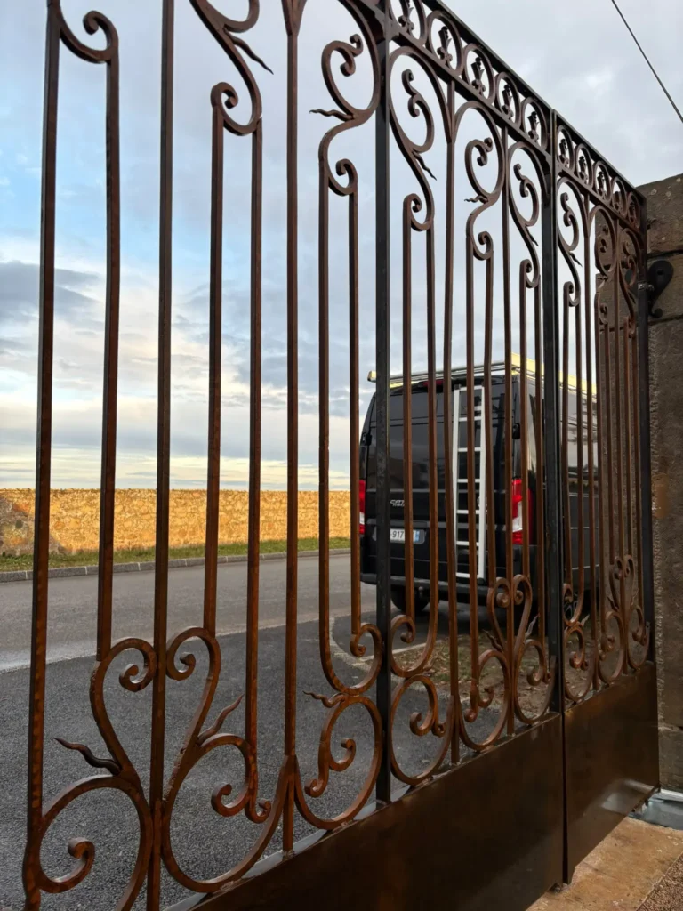portillon métallique sur mesure, artisan métallier à Fleurie (Beaujolais, Rhône)