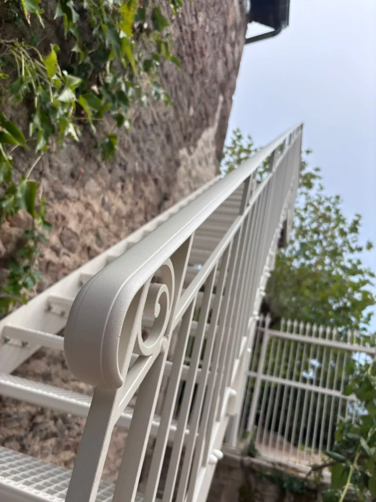 garde-corps d'escalier en acier, fabriqué sur mesure à Fleurie, Métallerie Lagardette