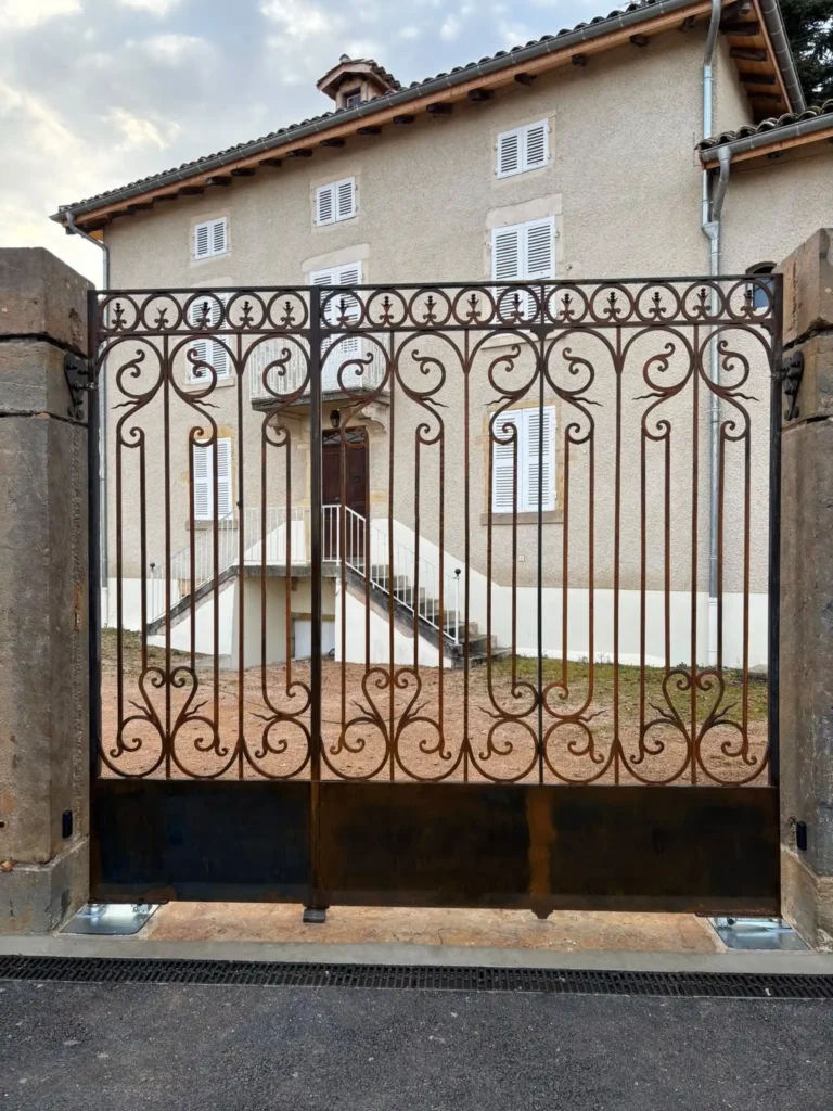 portail métallique sur mesure, métallier dans le Beaujolais, Rhône