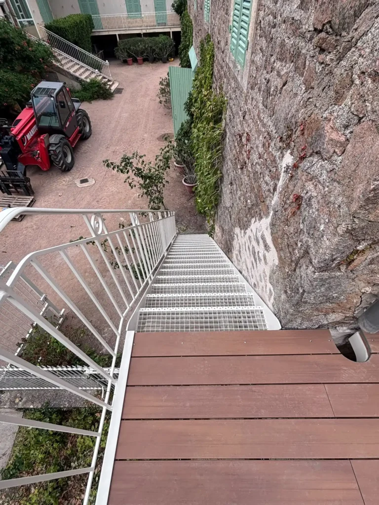 marche d'escalier en acier, artisan métallier à Fleurie (Beaujolais, Rhône)