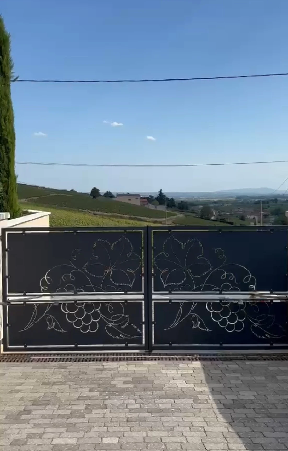 Portail en acier sur mesure design, métallier dans le Beaujolais, Rhône
